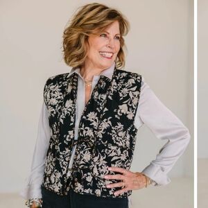 NWT Entro Floral Quilted Vest in Black and Cream